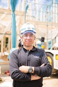 大工兼社長の岡谷です。現場に出るのも好きですが、若手の育成にも力を注いでいます。