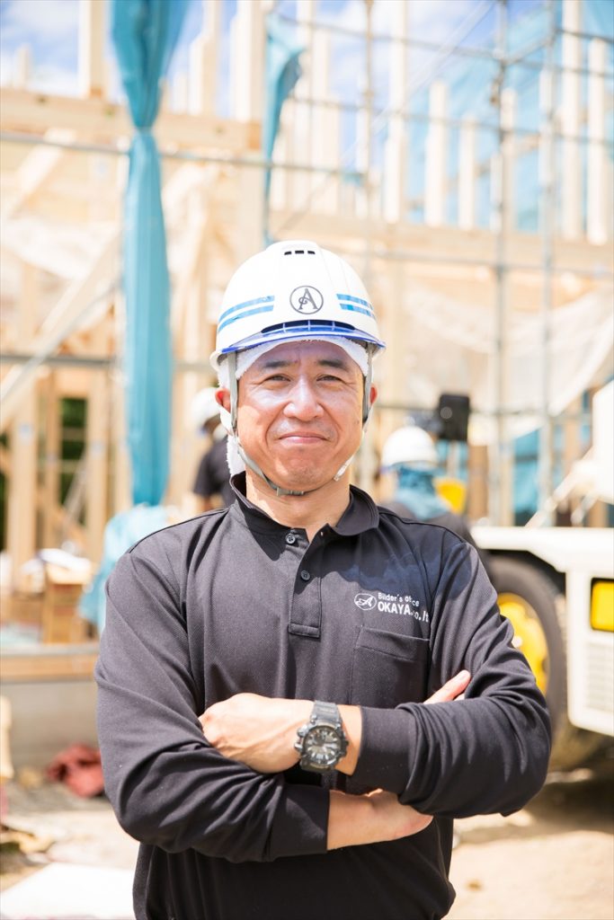 大工兼社長の岡谷です。現場に出るのも好きですが、若手の育成にも力を注いでいます。